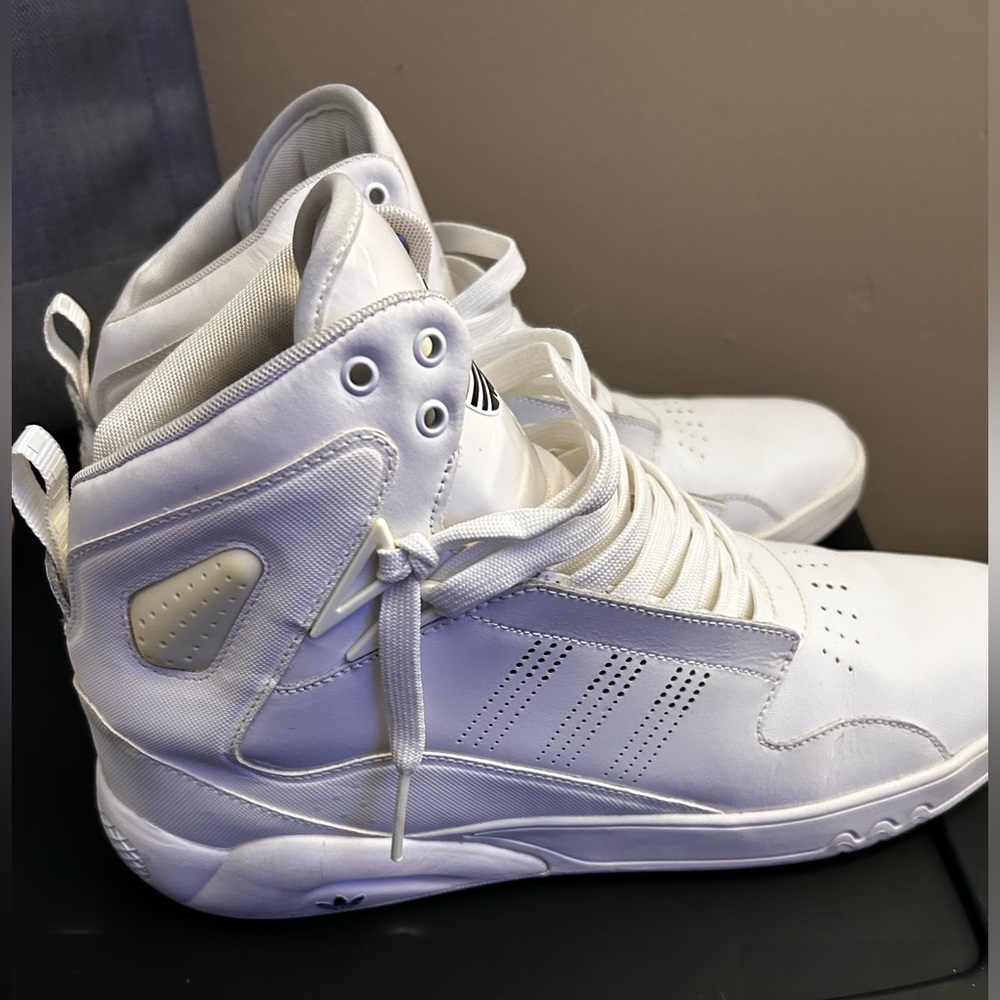 100% Authentic Adidas Originals size 11 roundhouse mid